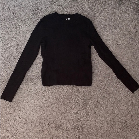 H&M Tops - H&M Divided Black Long Sleeve Crop